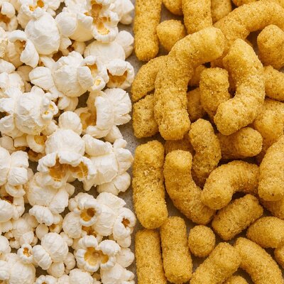ポップコーンとコーンスナックは何が違う？原料・作り方・食感を比較